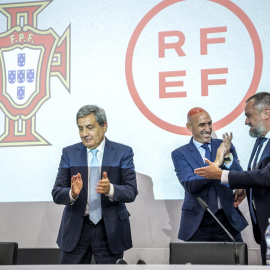 05/10/2022-El presidente de la Federación Portuguesa de Fútbol, Fernando Gomes, el presidente de la Real Federación Española de Fútbol, Luis Rubiales, y el presidente de la Federación Ucraniana de Fútbol, Andriy Pavelko, durante una rueda de prensa