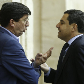 El presidente de Ciudadanos en Andalucía, Juan Marín, y el del PP-A, Juan Manuel Moreno, conversando en el Parlamento andaluz. EFE