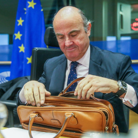 El todavía ministro de Economía, Luis de Guindos, se prepara para responder a las preguntas de los miembros de la Comisión de Asuntos Económicos del Parlamento Europeo, en su examen para ocupar la vicepresidencia del BCE, en Bruselas, Bélgica, el 26 