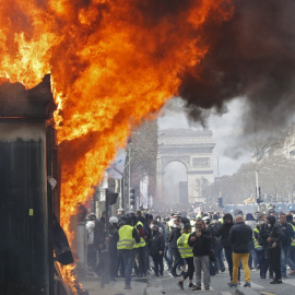 Un incendio durante las protestas de los chalecos amarillos este sábado en París. REUTERS/Philippe Wojazer