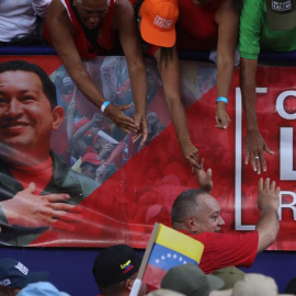 Simpatizantes saludan al presidente de la Asamblea Nacional Constituyente, Diosdado Cabello (c), este sábado en una movilización encabezada por el presidente de Venezuela, Nicolás Maduro, para celebrar la salida del país de la Organización de Estados