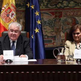 La vicepresidenta del Gobierno, Carmen Calvo, junto al presidente del Tribunal Constitucional, Juan José González Rivas. /EFE