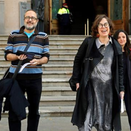 Los exdiputados de la CUP, Antonio Baños (i) y Eulàlia Reguant (c), acompañados de la diputada de la CUP, María Sirvent (d), salen del Tribunal Superior de Justicia de Cataluña donde se les ha notificado la multa impuesta por negarse a responder a VO