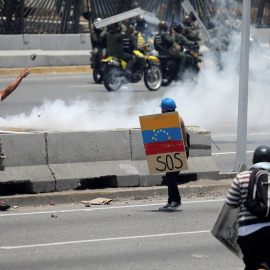 01/05/2019 - Enfrentamientos entre uniformados y manifestantes en una nueva jornada de protestas en Venezuela. / REUTERS - Manaure Quintero