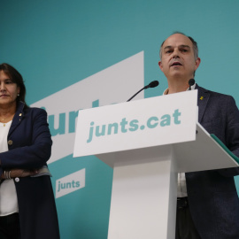 La líder de JxCat, Laura Borràs, y el secretario general, Jordi Turull, en la rueda de prensa donde anunciaban los resultados de la votación de los militantes para decidir su salida del Govern.