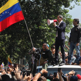 El presidente de la Asamblea Nacional, Juan Guaidó (c), y el líder opositor Leopoldo López (d) participan en una manifestación en apoyo a su levantamiento contra el gobierno de Nicolás Maduro. /EFE