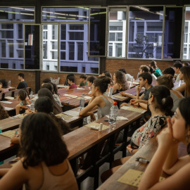 Un grupo de alumnos, antes de comenzar uno de los exámenes de las pruebas de acceso a la universidad del año 2022 en Catalunya, en la Facultad de Economía y Empresa de la Universidad de Barcelona