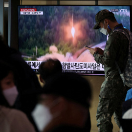 Un soldado de Corea del Sur frente a un televisor que transmite cómo Corea del Norte dispara un misil balístico hacia el mar frente a su costa este, en Seúl, Corea del Sur