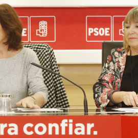 Carmen Calvo, vicepresidenta del Gobierno, junto a la presidenta del Consejo Asesor del PSOE en materia de Igualdad, Altamira Gonzalo