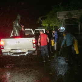 Varias personas son evacuadas hacia refugios en la madrugada de hoy, antes de la llegada del huracán Julia a Bluefields (Nicaragua).