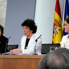 La ministra Portavoz Isabel Celaá, la ministra de Trabajo Magdalena Valerio, y la ministra de Industria Reyes Maroto (d), durante la rueda de prensa celebrada en el Palacio de la Moncloa tras el Consejo de Ministros. EFE/Zipi