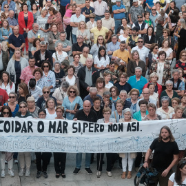 08/10/2022 Un grupo de personas protesta contra el veto a la pesca en la plaza del Concello de Ribeira, A Coruña