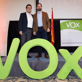 03/12/2018.- El presidente de Vox, Santiago Abascal (d), y el candidato a la presidencia de la Junta de Andalucía, Francisco Serrano, en rueda de prensa hoy en Sevilla donde ha asegurado que su formación "nunca" va a ser un "obstáculo" para que haya en