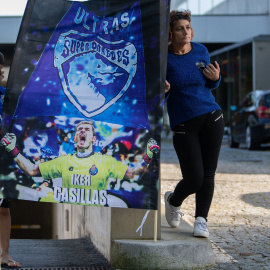 01/05/2019 - Seguidores del Oporto a las puertas del hospital CUF Porto, donde se encuentra ingresado Iker Casillas tras sufrir un infarto agudo de miocardio durante un entrenamiento. / EFE - Rui Farinha