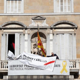 El nuevo cartel con el lazo blanco que el Govern ha colocado en la fachada del Palau de la Generalitat. - EUROPA PRESS