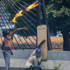 Opositores se enfrentan con la policía en una manifestación este miércoles en las calles de Caracas (Venezuela). /EFE