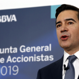 El presidente del BBVA, Carlos Torres, interviene ante de la junta ordinaria de accionistas este viernes en Bilbao | EFE/ Luis Tejido