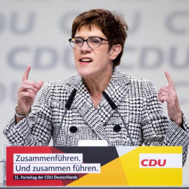 Annegret Kramp-Karrenbauer, que liderará la CDU alemana, mientras pronuncia su discurso durante el congreso federal del partido en Hamburgo en donde salió victoriosa | HAYOUNG JEON / EFE