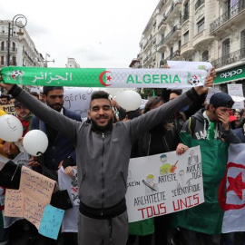 Protesta estudiantil contra Abdelaziz Buteflika en Argel (Argelia). - EFE