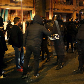 20/03/2019.- Varios cientos de vecinos de El Pozo del Tío Raimundo, en el distrito madrileño de Puente de Vallecas, donde murió apuñalado un hombre, han vuelto a concentrarse. / EFE - KIKO HUESCA