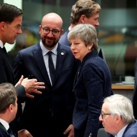 La primera ministra británica,Theresa May junto al primer ministro holandés, Mark Rutte (d), el primer ministro de Bélgica, Charles Michel (c) y el presidente de la Comisión Europea Jean-Claude Juncker en Bruselas. / REUTERS - YVES HERMAN