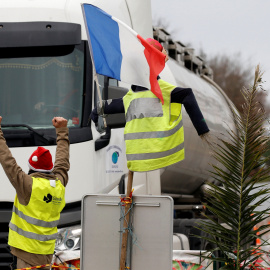 Un manifestante de los chalecos amarillos en uno de los cortes de tráfico en Cissac-Medoc./REUTERS