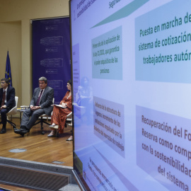 El ministro de Inclusión, Seguridad Social y Migraciones, José Luis Escrivá (2d), presenta los presupuestos de su departamento para 2023, en la sede del Ministerio. EFE/ Juan Carlos Hidalgo