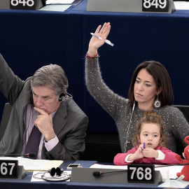 La antigua eurodiputada Licia Ronzulli con su hija Victoria durante una sesión del Parlamento Europeo en noviembre de 2013  | AFP/ Frederick Florin