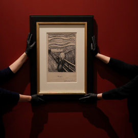 Miembros del personal cuelgan una litografía de ‘The Scream’ de Edvard Munch en el Museo Británico | REUTERS/ Peter Nicholls