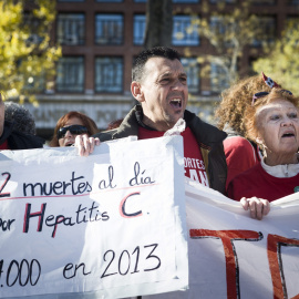 Participantes en la 27ª Marea Blanca en Madrid sostiene pancartas contra la desprotección de los enfermos de hepatitis C. -EFE