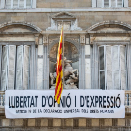 Nova pancarta al Palau de la Generalitat, per reivindicar respecte pel dret a la llibertat d'expressió. EUROPA PRESS