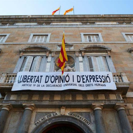 La nueva pancarta en el balcón del Palau de la Generalitat, con el lema "Libertad de opinión y expresión. Artículo 19 de la Declaración Universal de Derechos Humanos". (ALEJANDRO GARCÍA | EFE)