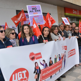 Manifestción de trabajadores contra el ERE en Dia, frente a uno de sus supermercados en Albacete. E.P.