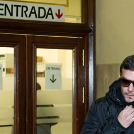 El miembro de la Manada Ángel Boza llega a los juzgados de Sevilla para firmar como cada lunes. (RAÚL CARO | EFE)