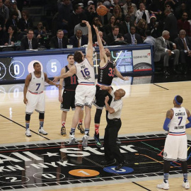 Los hermanos Gasol en el salto inicial del All-Star. /EFE