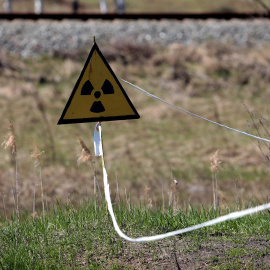 Símbolo de radiación en la zona de exclusión junto a la central nuclear de Chernóbil.