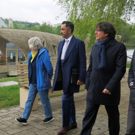 El expresidente de la Generalitat Carles Puigdemont, acompañado de los exconsejeros Toni Comín (d) y Clara Ponsatí, y el abogado Aamer Anwar (2i), en Schengen.- EFE/Lara Malvesí