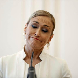 Cristina Cifuentes durante la rueda de prensa en la que anunció su dimisión. (EMILIO NARANJO | EFE)