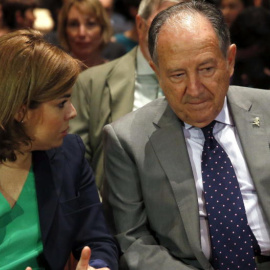 La vicepresidenta del Gobierno, Soraya Sáenz de Santamaría, conversa con el director del CNI, Félix Sanz Roldán. EFE