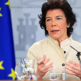 La ministra portavoz Isabel Celaá, durante la rueda de prensa tras el Consejo de ministros, esta mañana en el palacio de La Moncloa. EFE/Fernando Alvarado