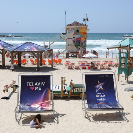 Tumbonas con la imagen de Festival de la Canción de Eurovisión en la playa de Tel Aviv (Israel). EFE/ Abir Sultan