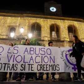 Concentración para protestar por la sentencia de la Manada, esta tarde en Sevilla. / EFE - JOSÉ MANUEL VIDAL