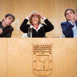 La alcaldesa de Madrid, Manuela Carmena,acompañada por el nuevo responsable municipal de Economía y Hacienda, Jorge García Castaño, y de la delegada de Equidad, Marta Higueras, durante la rueda de prensa que ha ofrecido en el Palacio de Cibeles.EFE/Lu