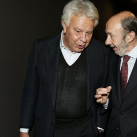 Felipe González y Alfredo Pérez Rubalcaba. EFE