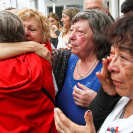 Familiares de extrabajadores de la planta de Ford Motor en Argentina y de víctimas de la dictadura se abrazan tras escuchar la sentencia que condena a exdirectivos de la firma estadounidense. REUTERS / Bernardino Avila