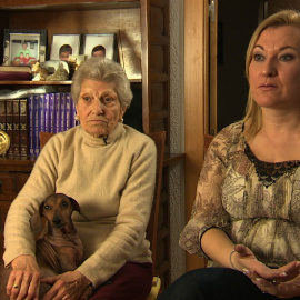 Inés Madrigal, junto a su madre Inés Pérez.