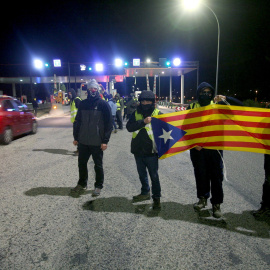 Un grupo de los Comités de Defensa de la República (CDR) levantan las barreras en la salida de la AP-7. / EFE