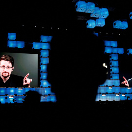 Edward Snowden participa por videoconferencia durante la conferencia Web Summit de Lisboa de noviembre de 2019.