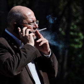 Francisco Igea, fuma un cigarrillo, tras conocerse los primeros resultados que daban ganadora a Silvia Clemente. Tras recurrir, será él el candidato. EFE/NACHO GALLEGO