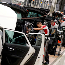 Trabajadores en la línea de montaje de la factoría de Seat en Martorell (Barcelona). REUTERS/Albert Gea